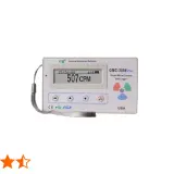 Biały licznik Geigera GMC-300E Plus z wyświetlaczem pokazującym 507 CPM.