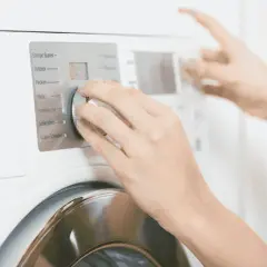 Ile prądu zużywa pralka na 1 pranie? Oszczędzaj na rachunkach!