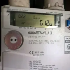 Cyfrowy licznik energii elektrycznej Tauron EMU 3 z wyświetlaczem pokazującym dane.