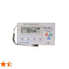 Biały licznik Geigera GMC-300E Plus z wyświetlaczem pokazującym 507 CPM.