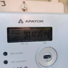Zbliżenie na cyfrowy licznik prądu Apator z widocznym odczytem 90103544.