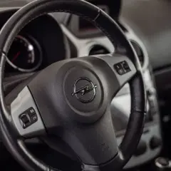 Gdzie są bezpieczniki w Astra H? Kluczowe lokalizacje i porady