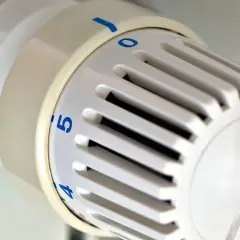 Czy zakręcać grzejniki na noc? Oszczędzaj energię i dbaj o komfort
