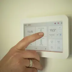 Jaką temperaturę ustawić na grzejniki z pompą ciepła, by zaoszczędzić?