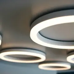 Ile prądu zużywa żarówka LED 10W? Zaskakujące koszty energii!