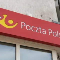Jakie są koszty i procedura opłaty za przelew na poczcie? 