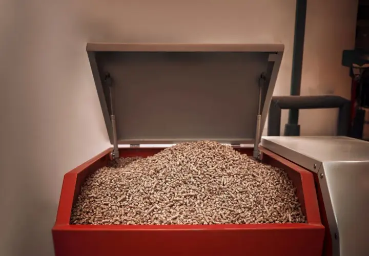 Z czego robi się pellet? Kluczowe materiały i proces produkcji biopaliwa