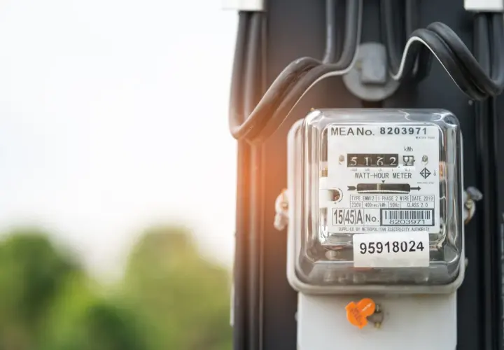 Jak włączyć licznik prądu? Proste kroki, aby uniknąć przerwy w energii