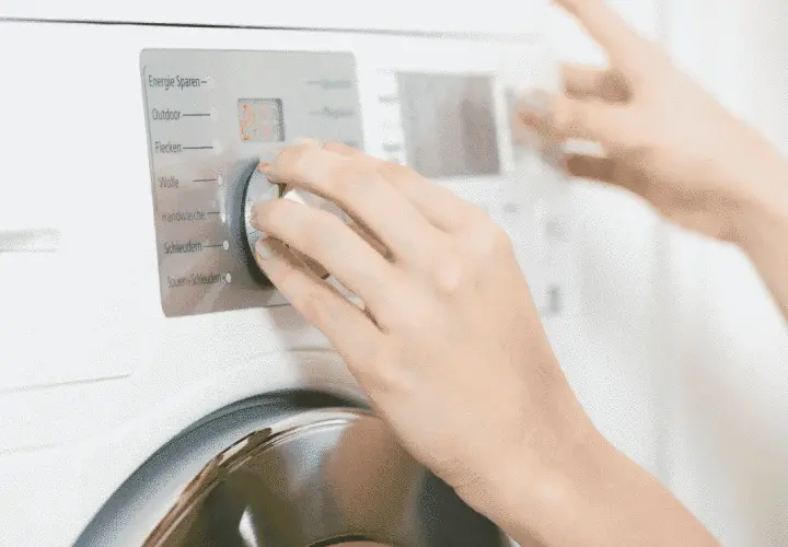Ile prądu zużywa pralka na 1 pranie? Oszczędzaj na rachunkach!