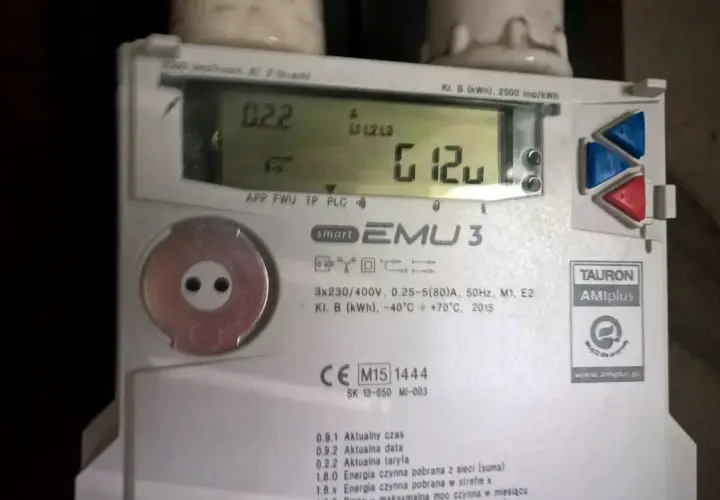Cyfrowy licznik energii elektrycznej Tauron EMU 3 z wyświetlaczem pokazującym dane.