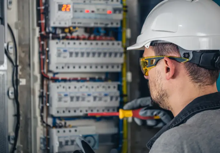 Bezpieczeństwo energetyczne firmy – jak zabezpieczyć się przed przerwami w dostawach prądu?