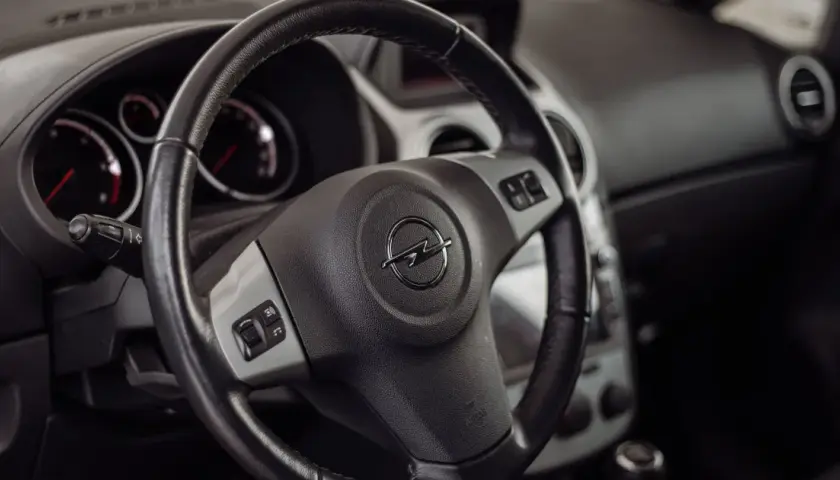 Gdzie są bezpieczniki w Astra H? Kluczowe lokalizacje i porady