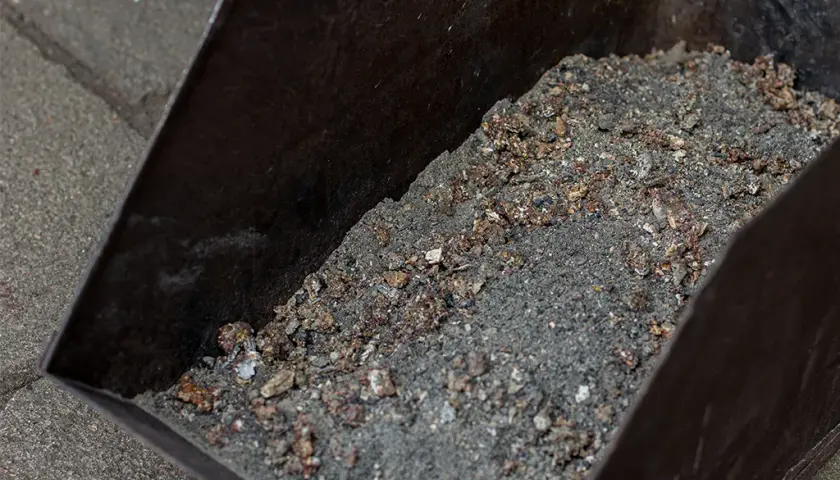 Dlaczego robią się spieki w piecu na pellet i jak ich unikać?