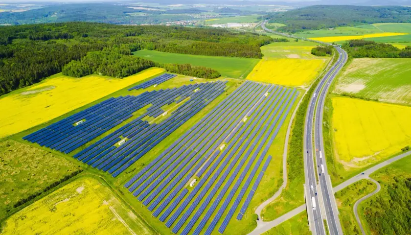 Co lepsze solary czy fotowoltaika – porównanie kosztów, zalet i wad dla domu