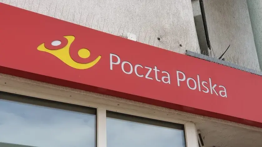 Jakie są koszty i procedura opłaty za przelew na poczcie? 