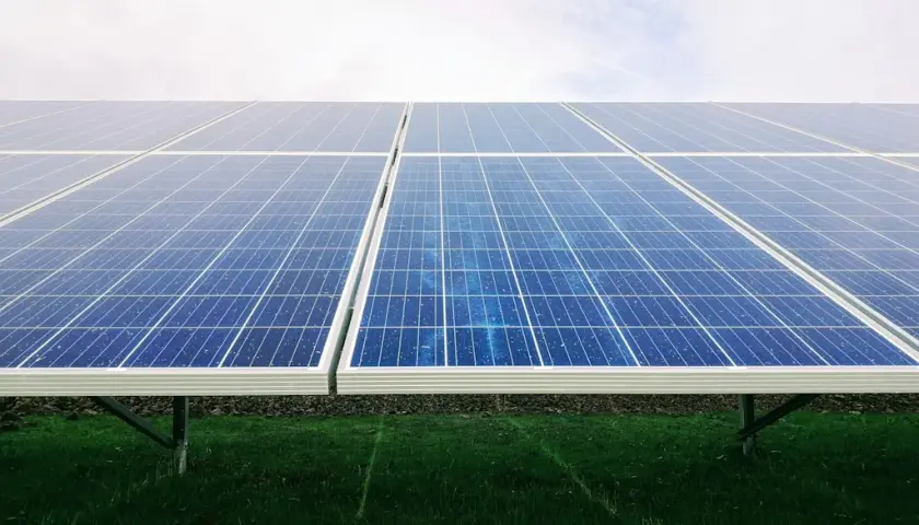 Koszty energii w firmie produkcyjnej — jak obniżyć rachunek o 40–60% bez zmiany dostawcy