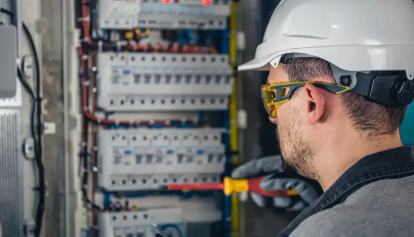 Bezpieczeństwo energetyczne firmy – jak zabezpieczyć się przed przerwami w dostawach prądu?