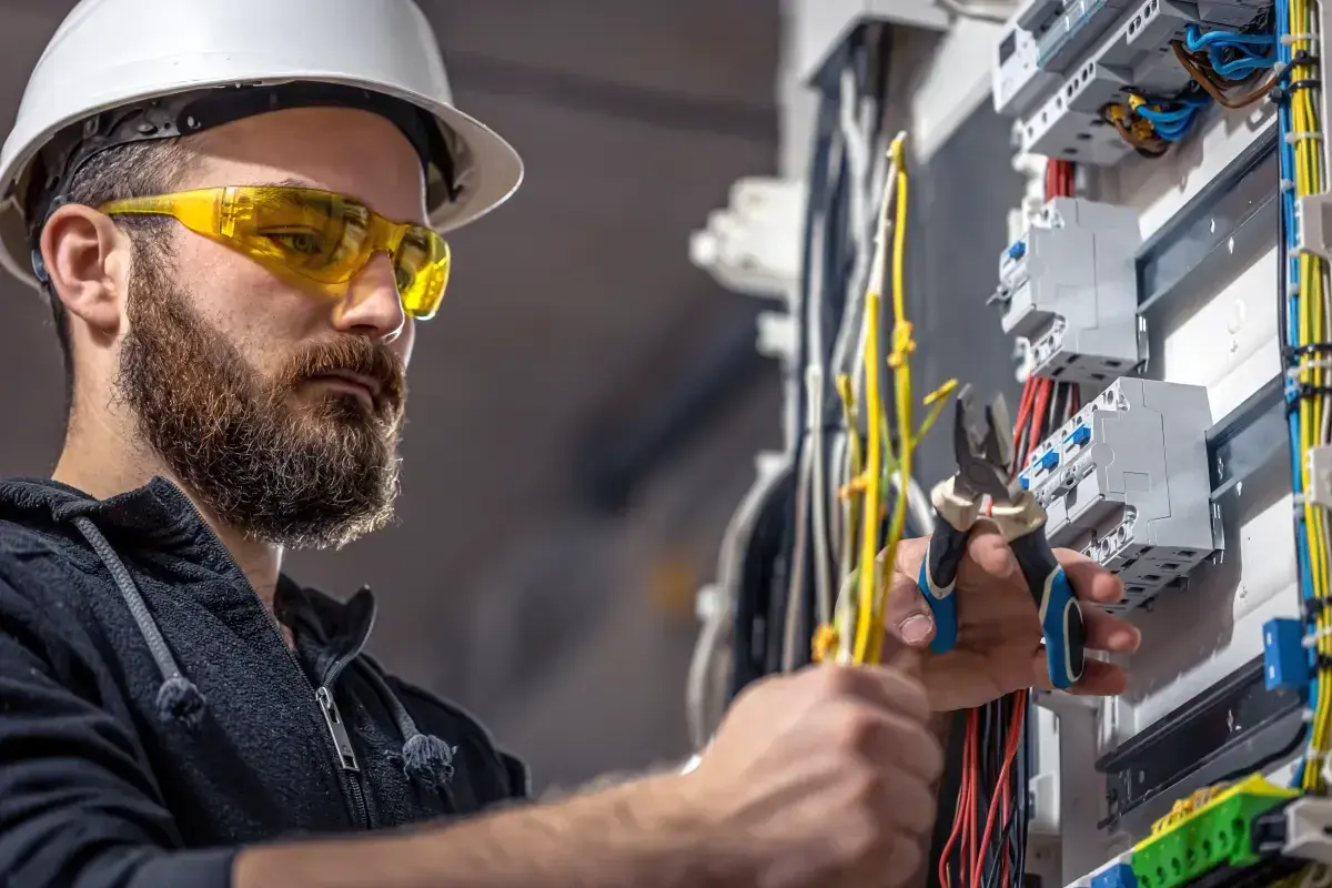 Ile zarabia elektryk na kopalni? Zaskakujące fakty o wynagrodzeniu