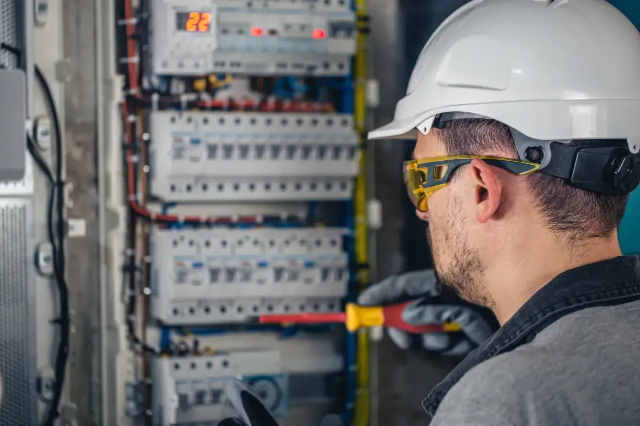 Bezpieczeństwo energetyczne firmy – jak zabezpieczyć się przed przerwami w dostawach prądu?