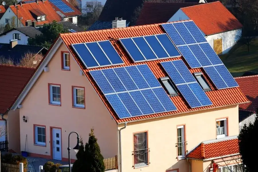 Zdjęcie Ile kWh produkuje fotowoltaika 10 kW? Sprawdź, co wpływa na wydajność